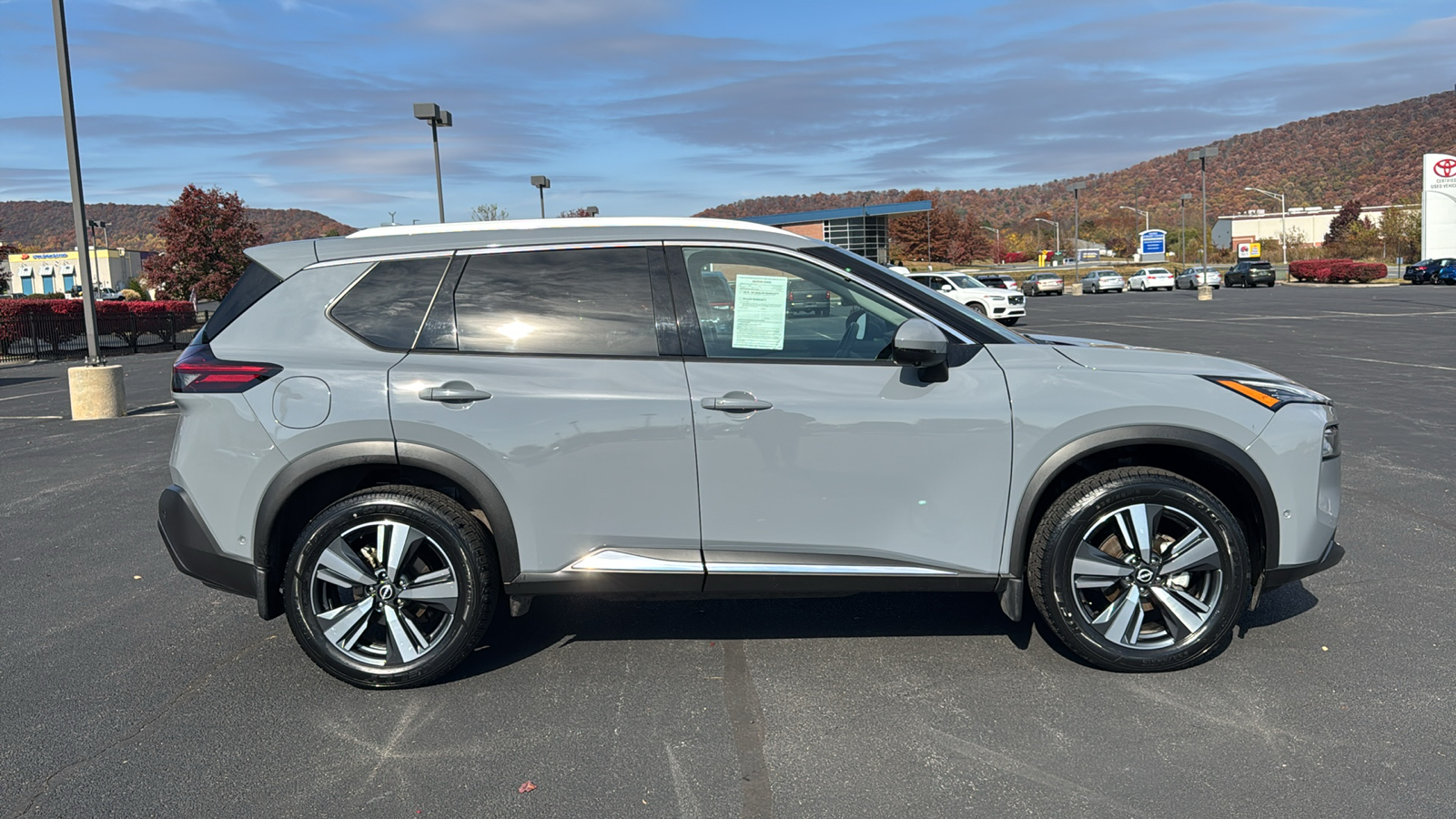 2023 Nissan Rogue SL 4