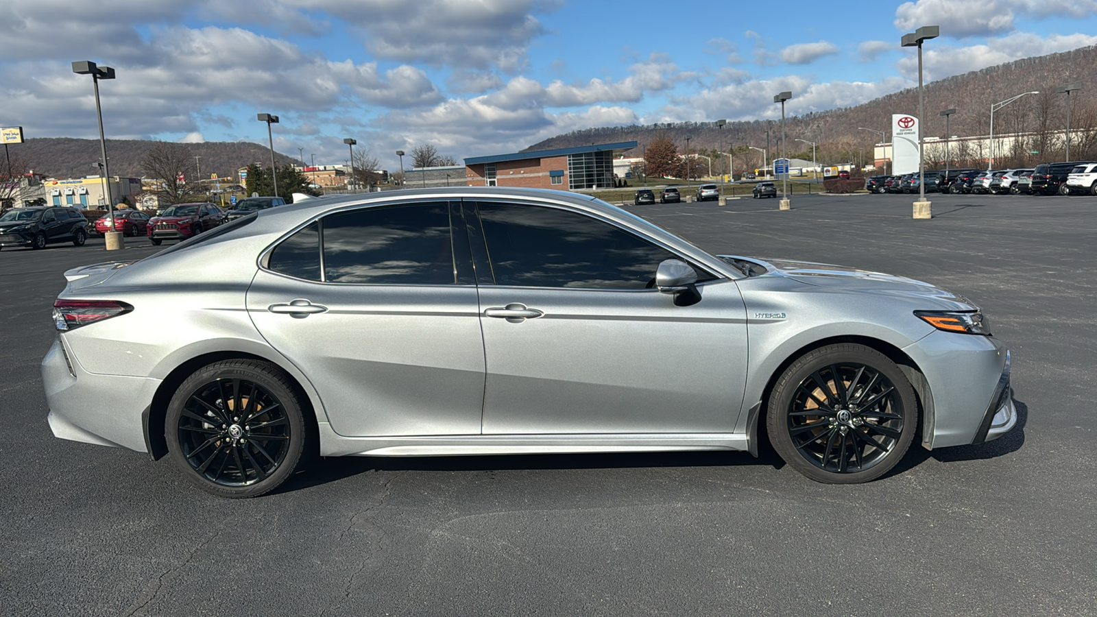 2021 Toyota Camry Hybrid XSE 4