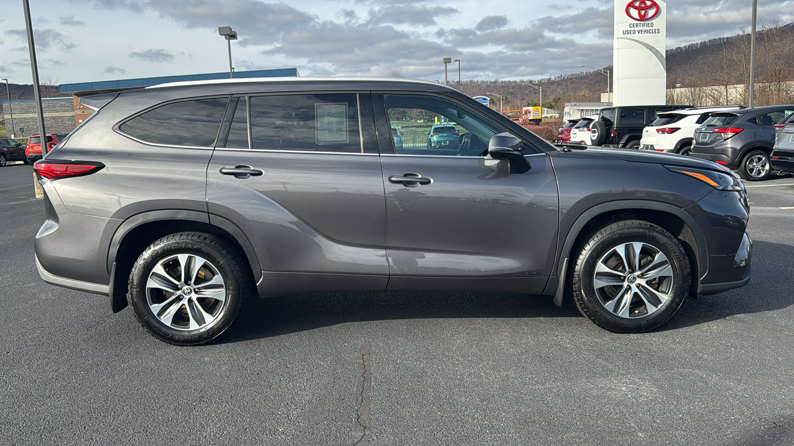 2022 Toyota Highlander Hybrid XLE 4