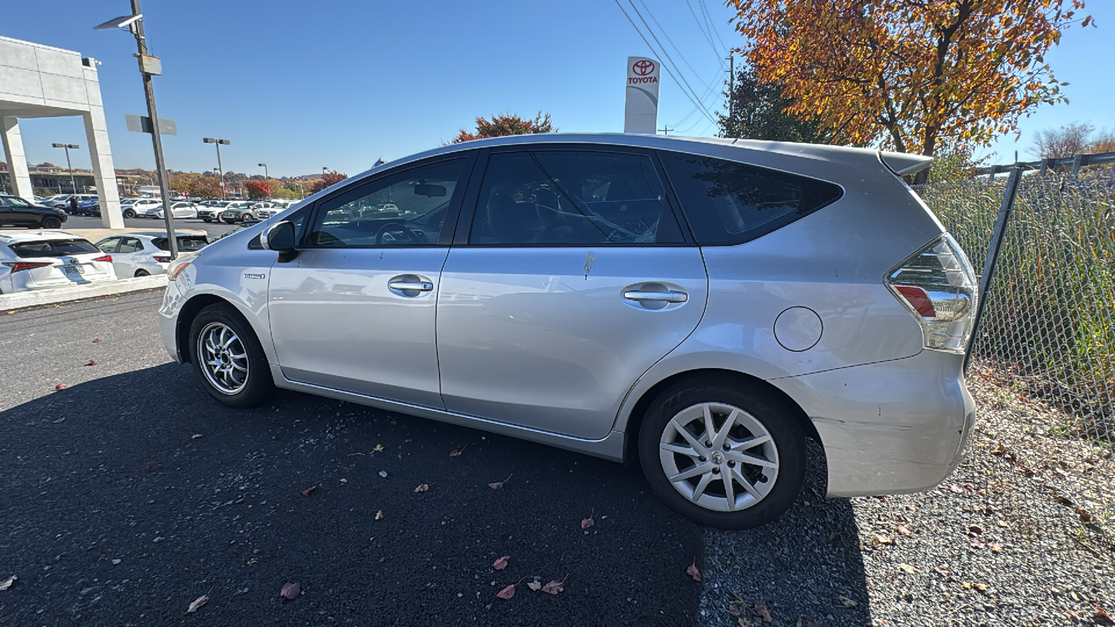 2012 Toyota Prius v Five 11