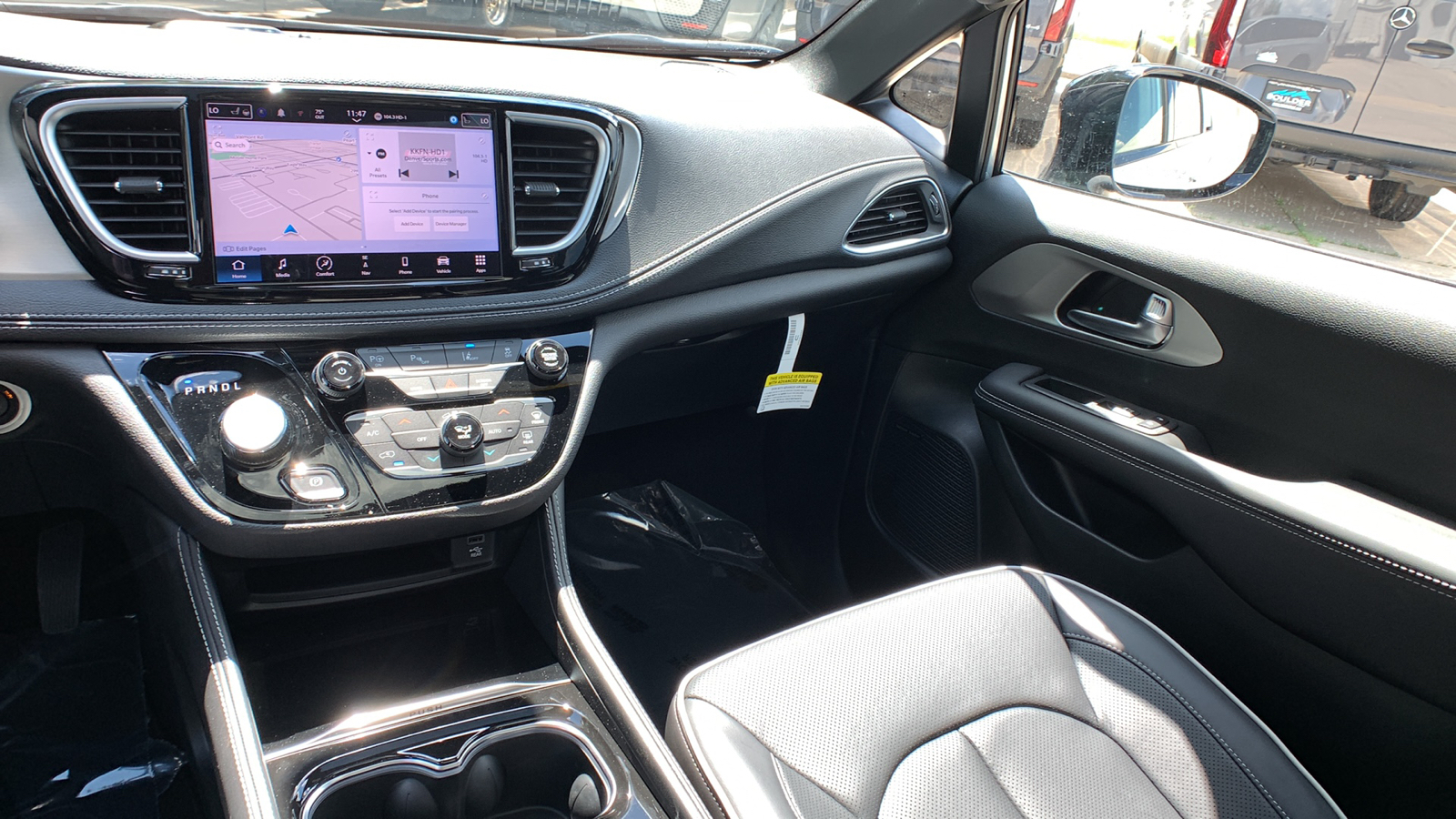 2023 Chrysler Pacifica Hybrid Limited 34