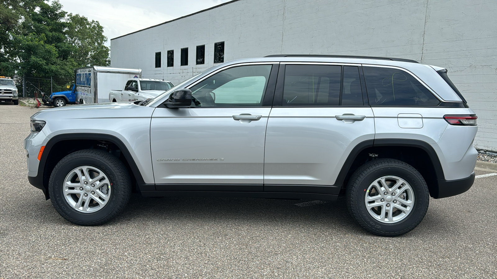 2024 Jeep Grand Cherokee Laredo 2