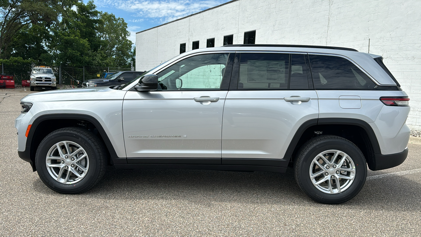 2024 Jeep Grand Cherokee Laredo 2