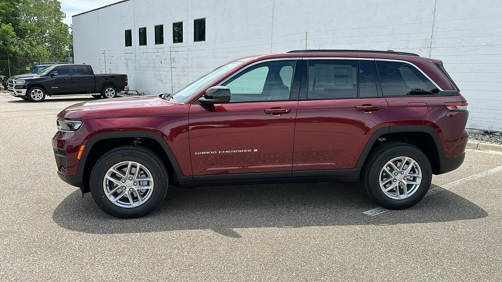 2024 Jeep Grand Cherokee Laredo 2