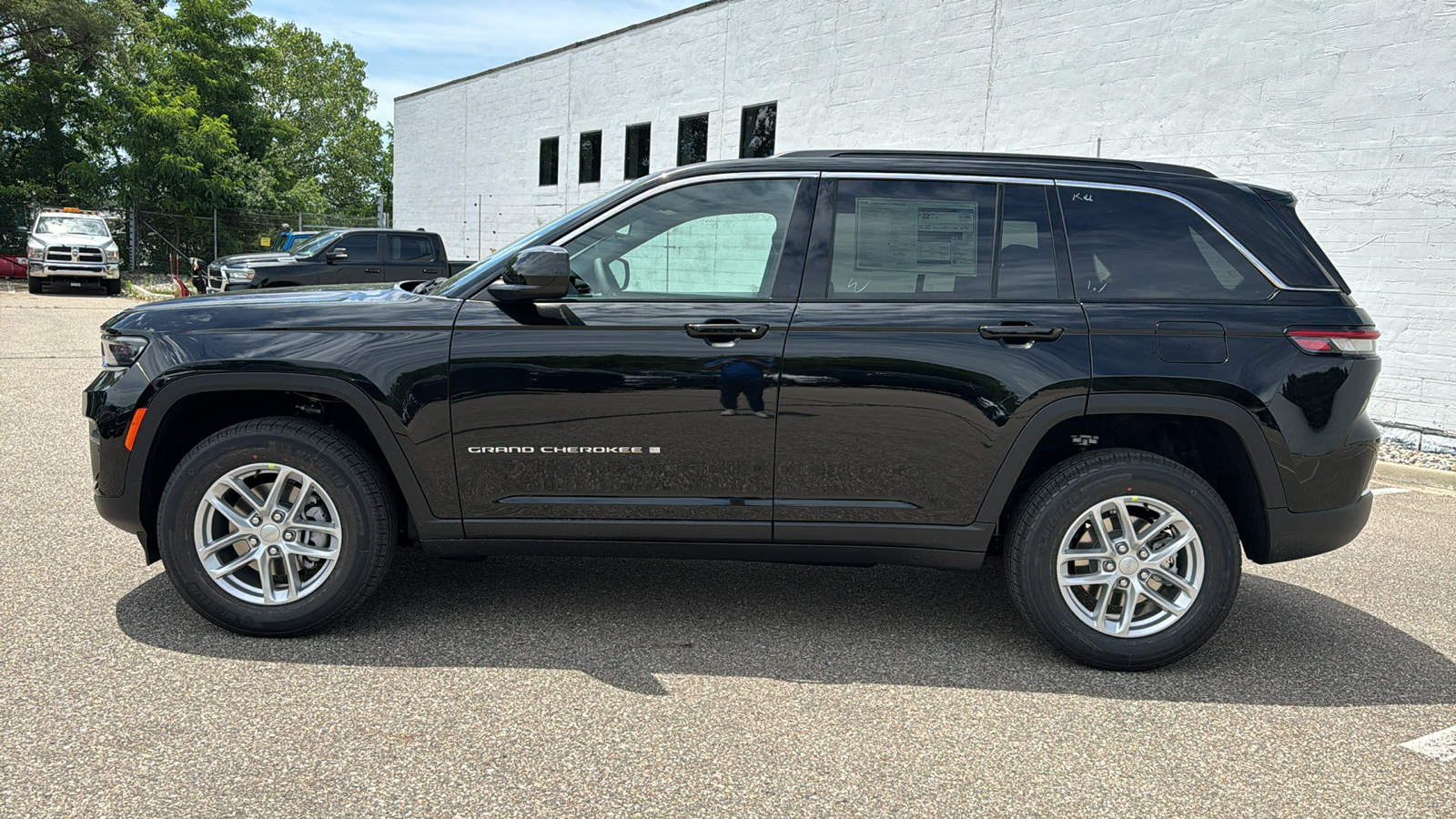 2024 Jeep Grand Cherokee Laredo 2