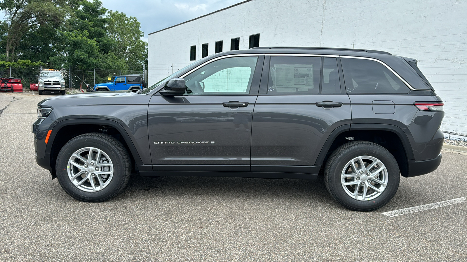 2024 Jeep Grand Cherokee Laredo 2