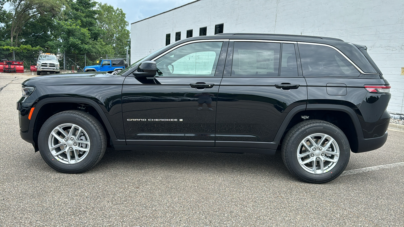 2024 Jeep Grand Cherokee Laredo 2