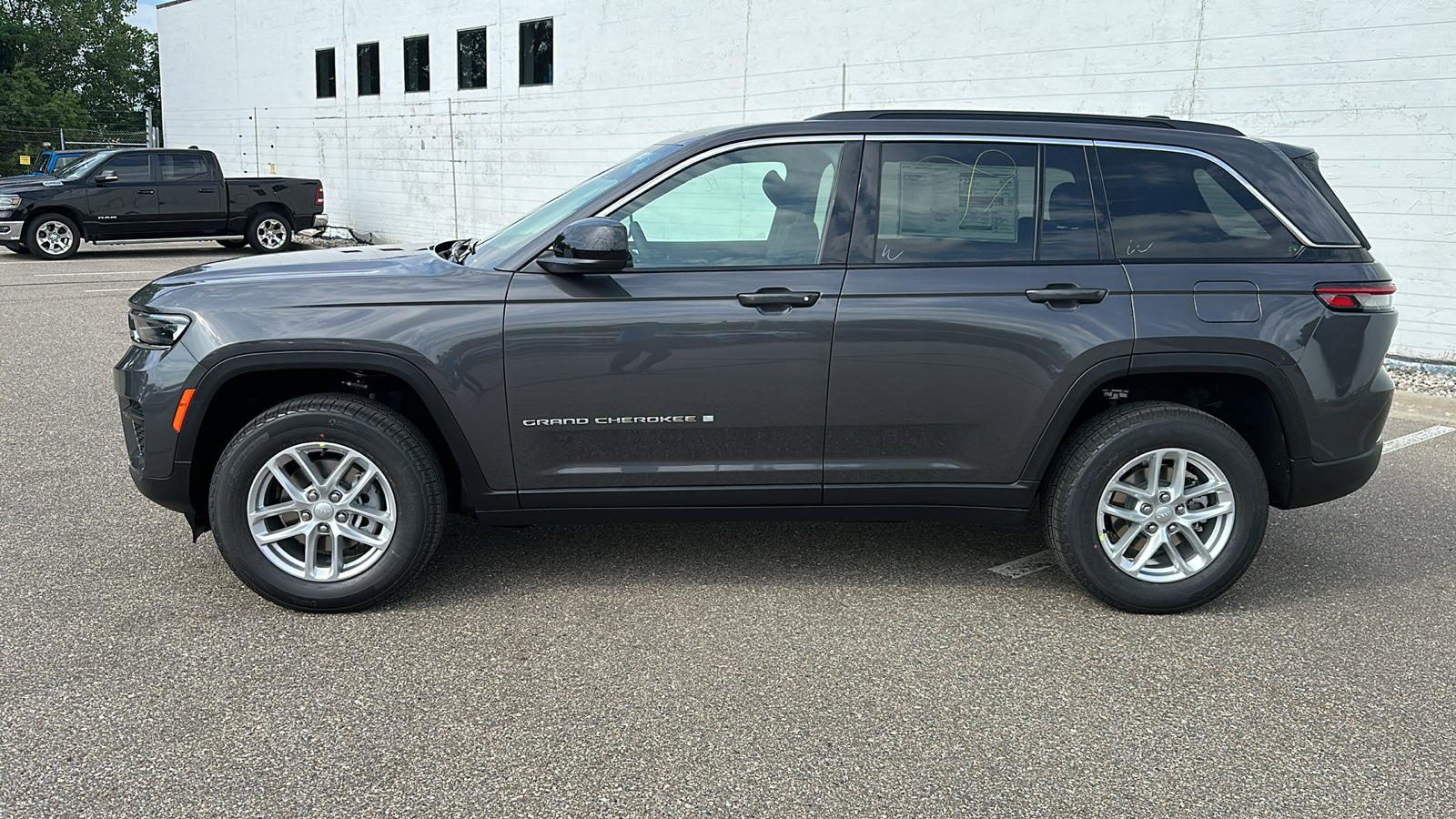 2024 Jeep Grand Cherokee Laredo 2