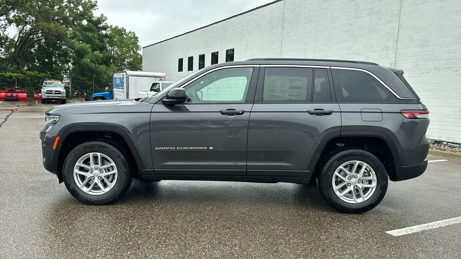 2024 Jeep Grand Cherokee Laredo 2