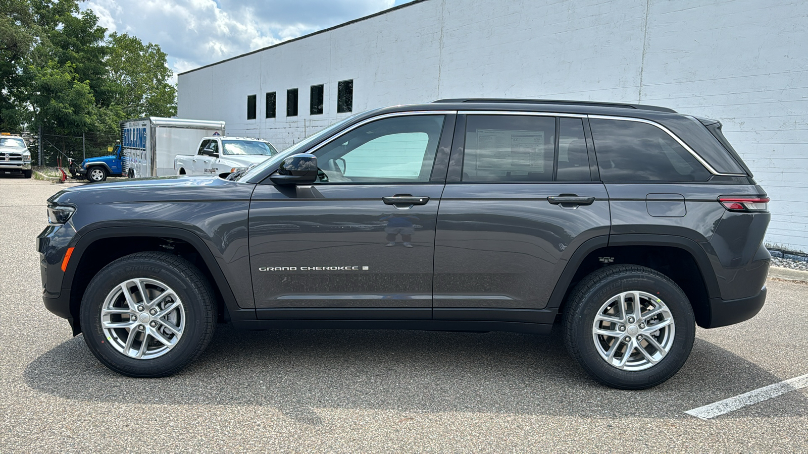 2024 Jeep Grand Cherokee Laredo 2