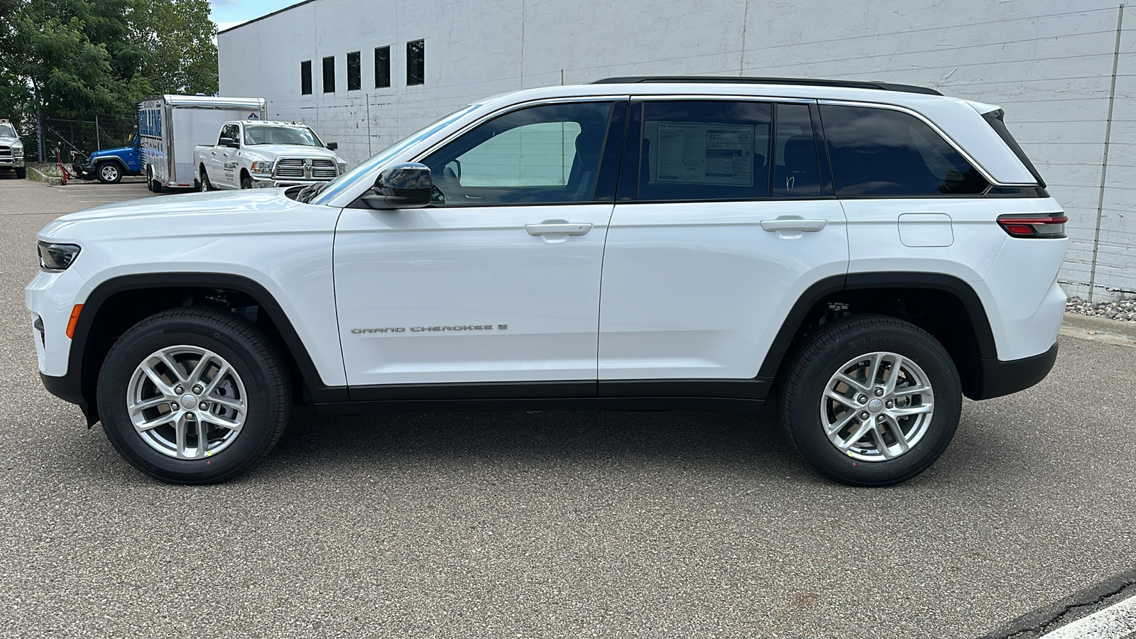 2024 Jeep Grand Cherokee Laredo 2