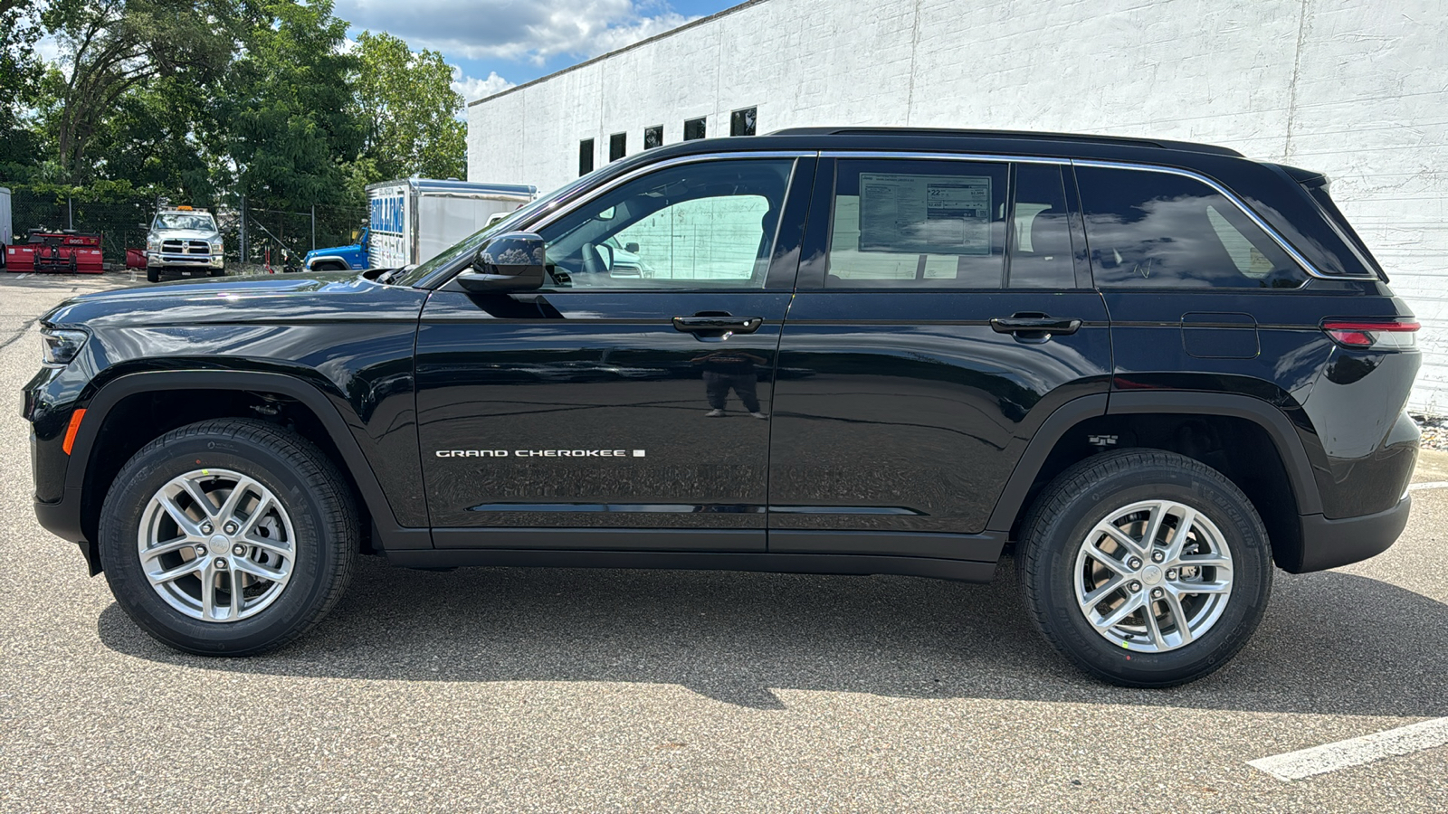 2024 Jeep Grand Cherokee Laredo 2