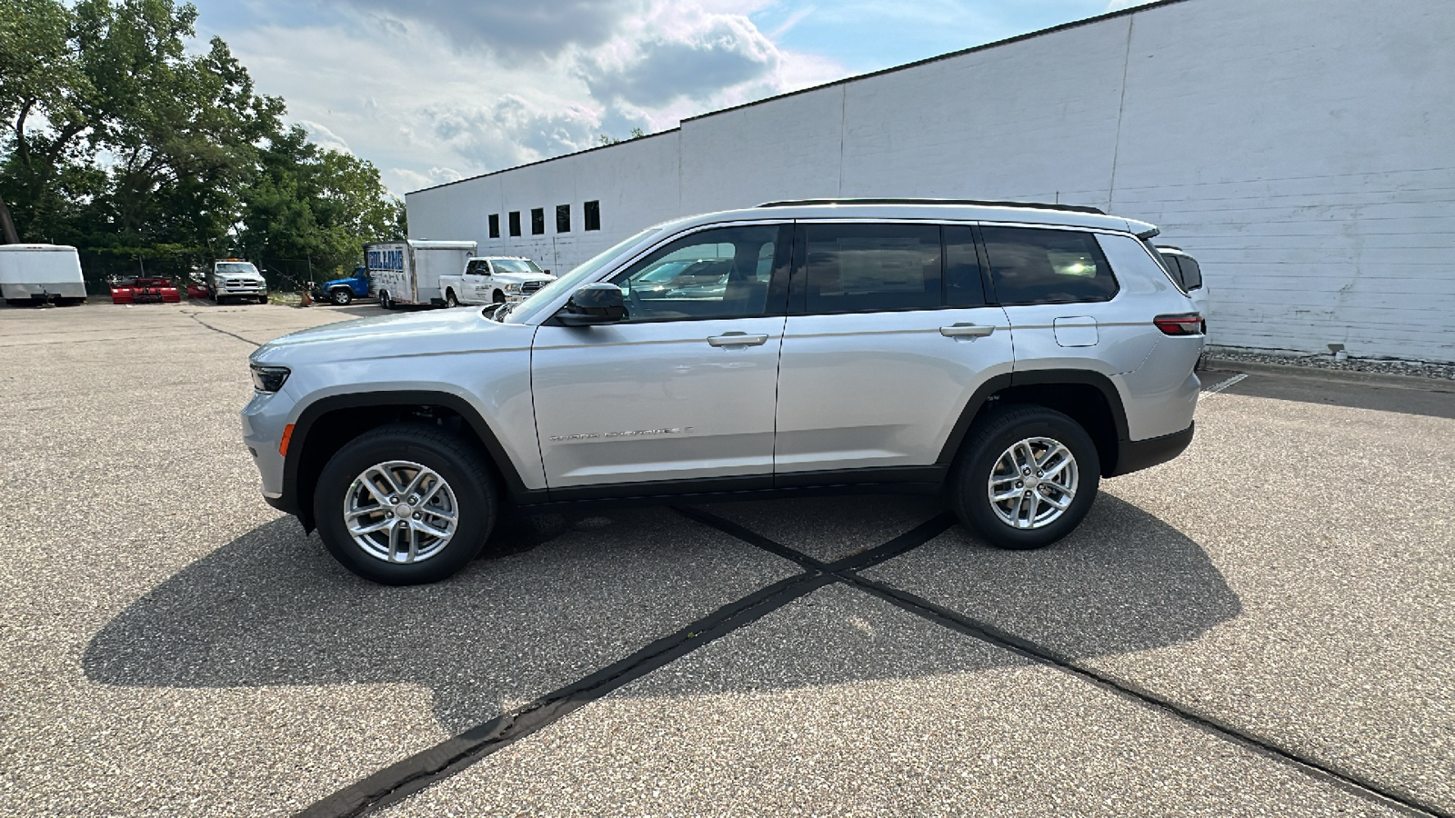 2024 Jeep Grand Cherokee L Laredo 2