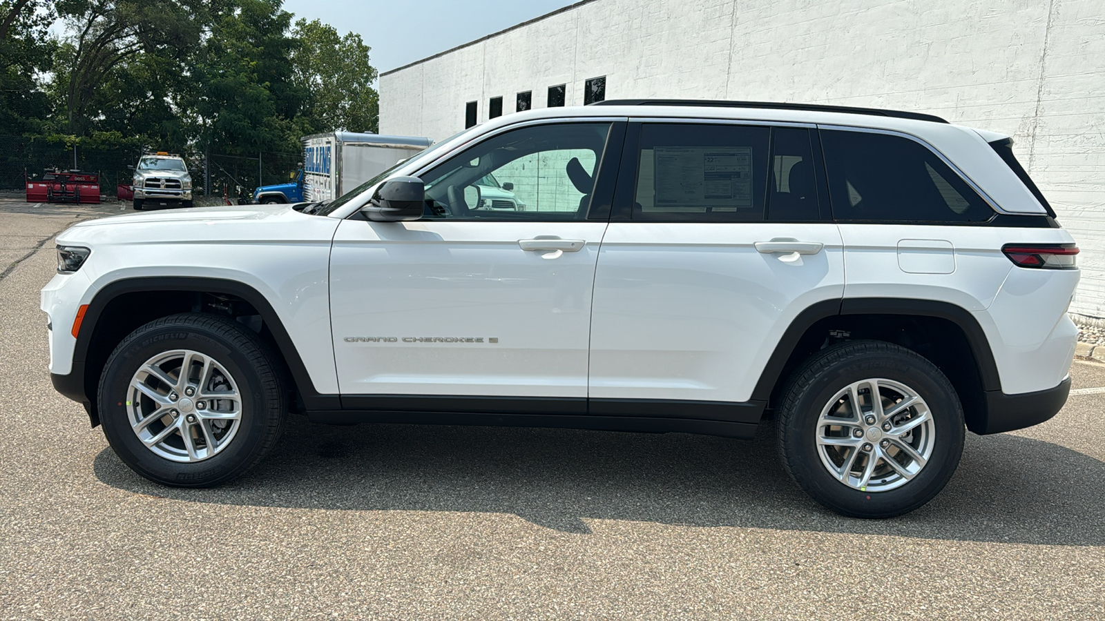 2024 Jeep Grand Cherokee Laredo 2