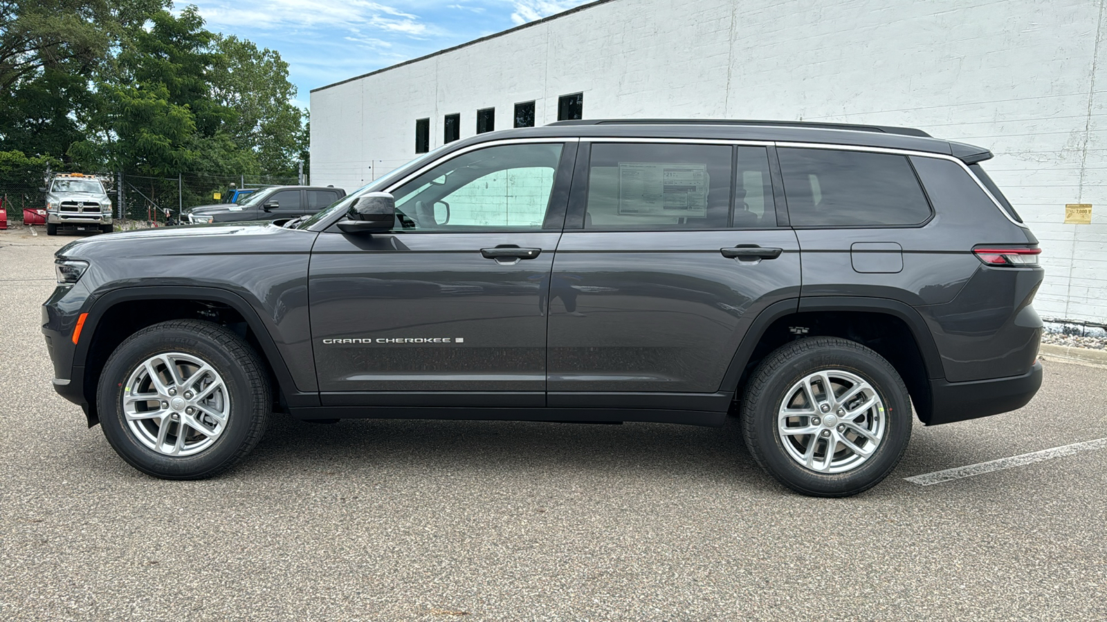 2024 Jeep Grand Cherokee L Laredo 2