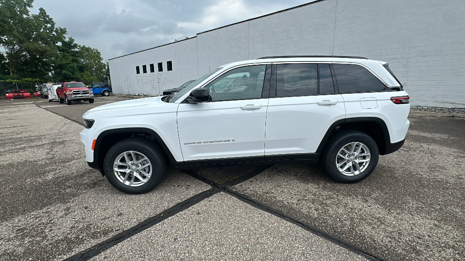 2024 Jeep Grand Cherokee Laredo 2