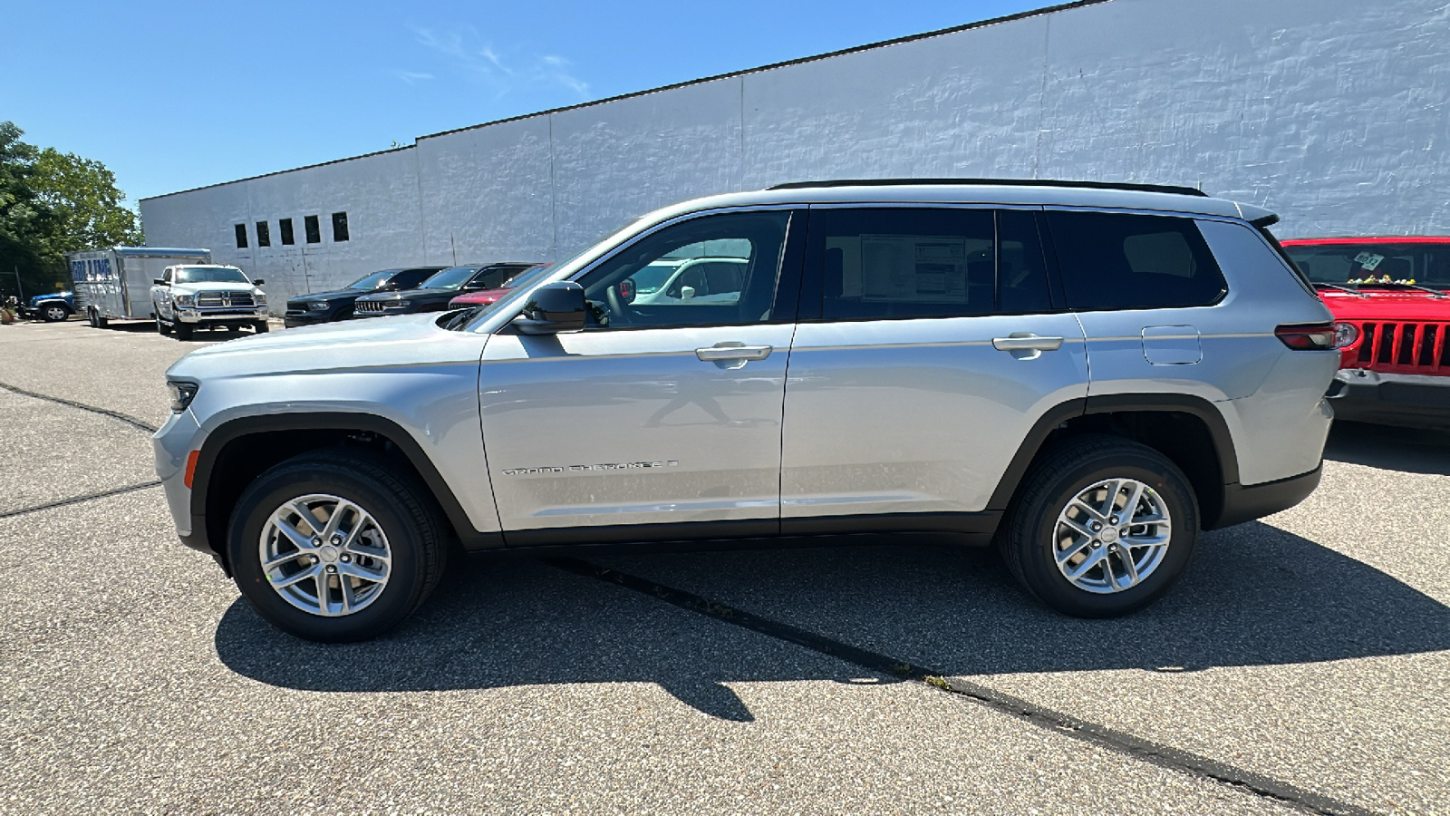 2024 Jeep Grand Cherokee L Laredo 2