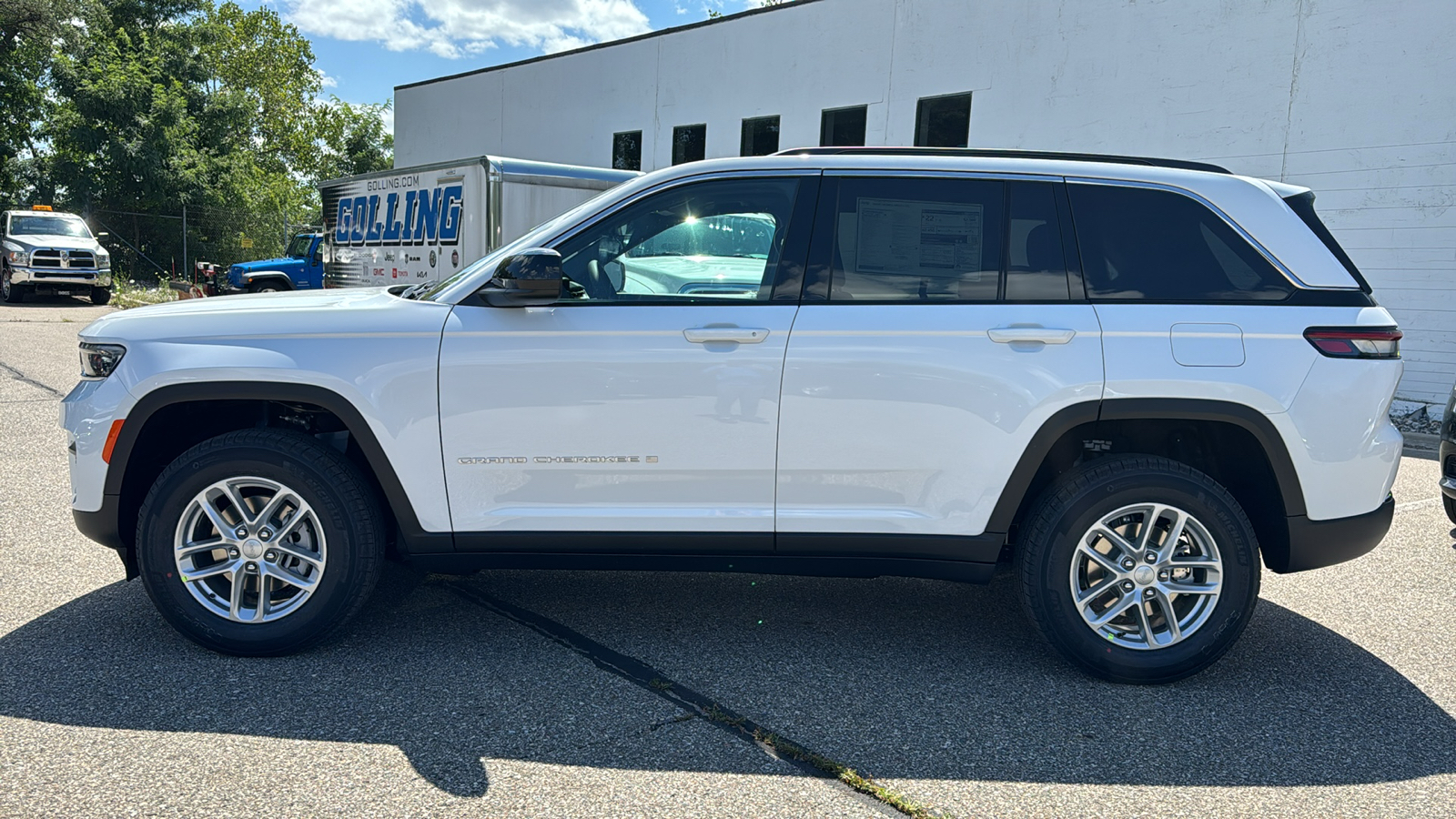 2024 Jeep Grand Cherokee Laredo 2