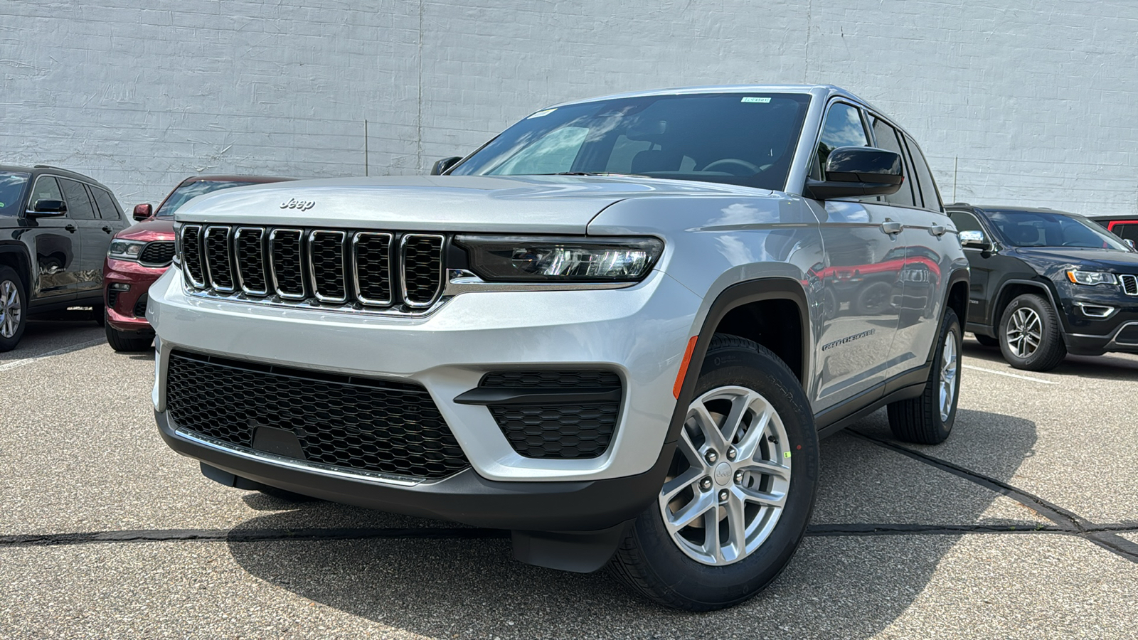 2024 Jeep Grand Cherokee Laredo 1