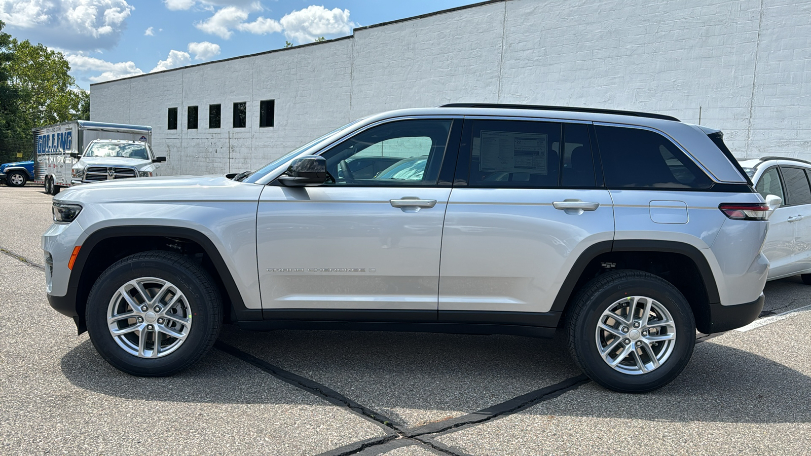 2024 Jeep Grand Cherokee Laredo 2