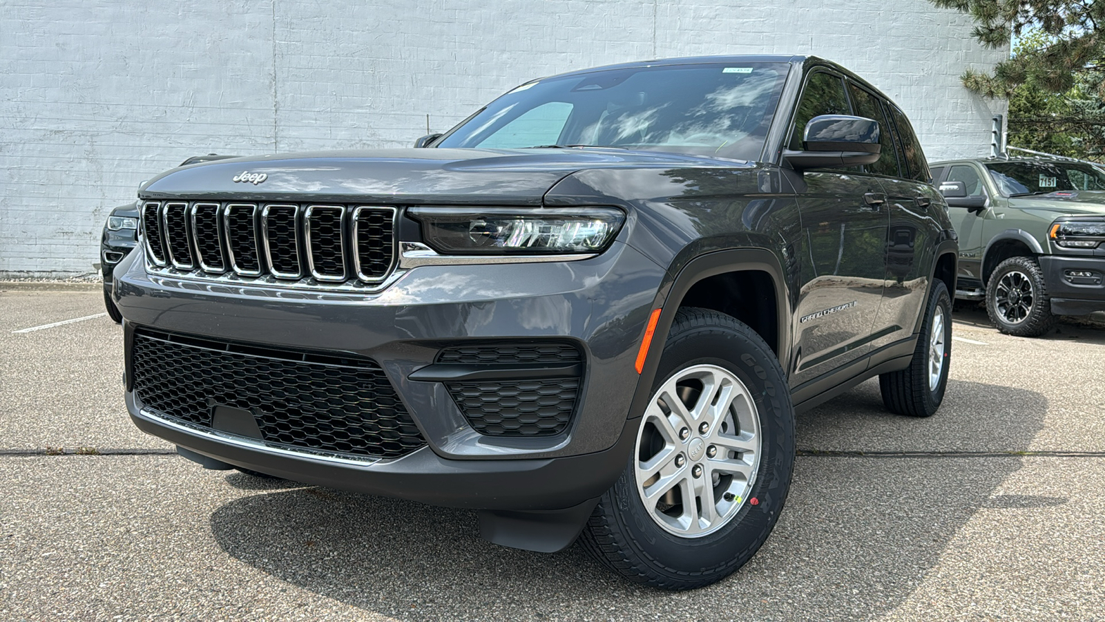 2024 Jeep Grand Cherokee Laredo 1