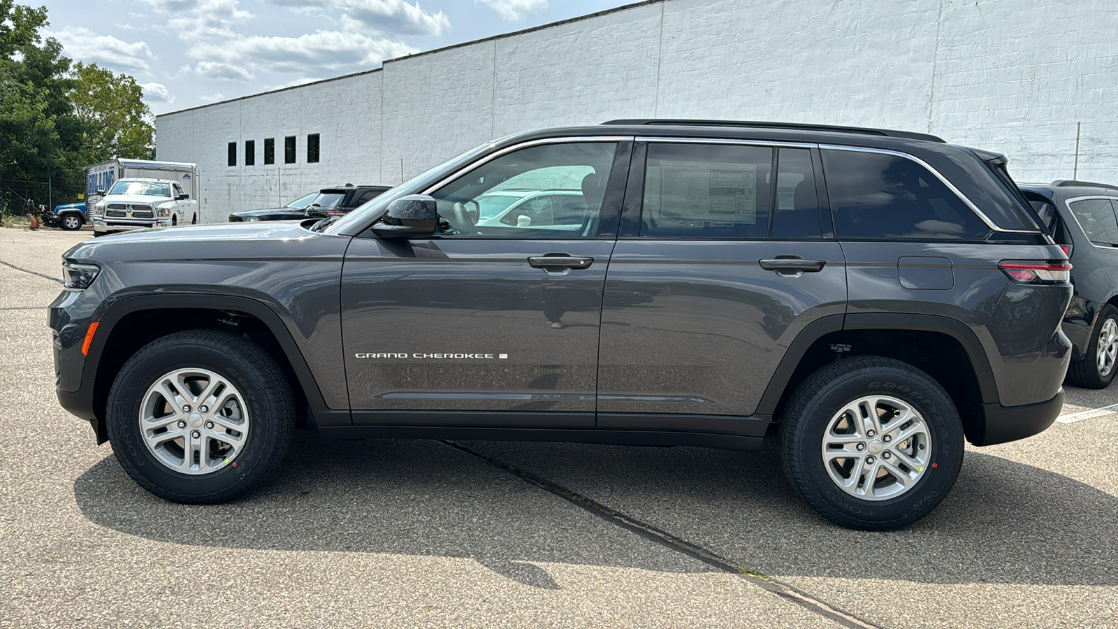 2024 Jeep Grand Cherokee Laredo 2