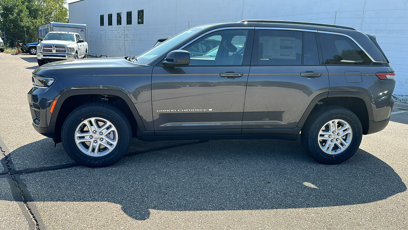 2024 Jeep Grand Cherokee Laredo 2