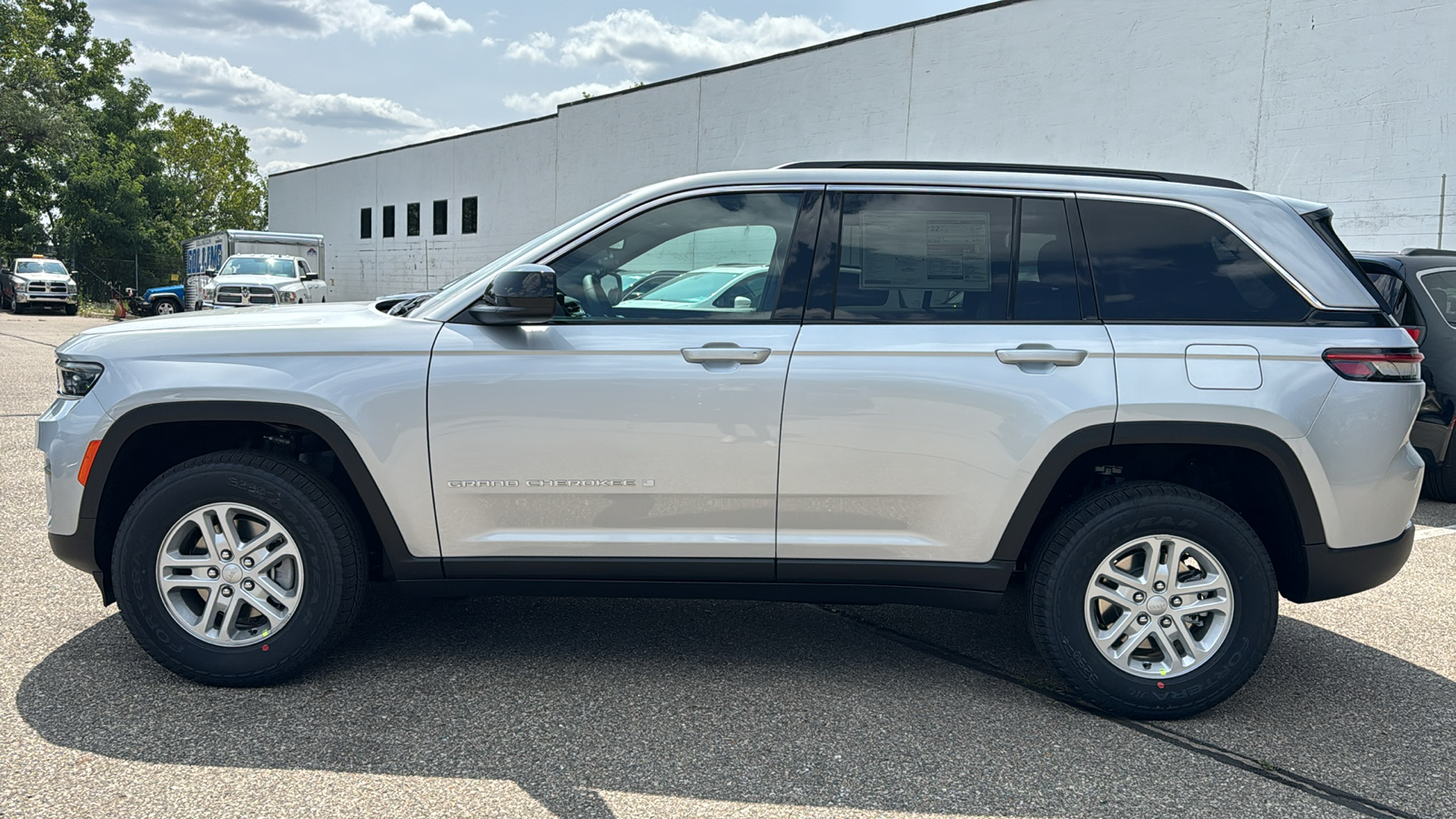 2024 Jeep Grand Cherokee Laredo 2