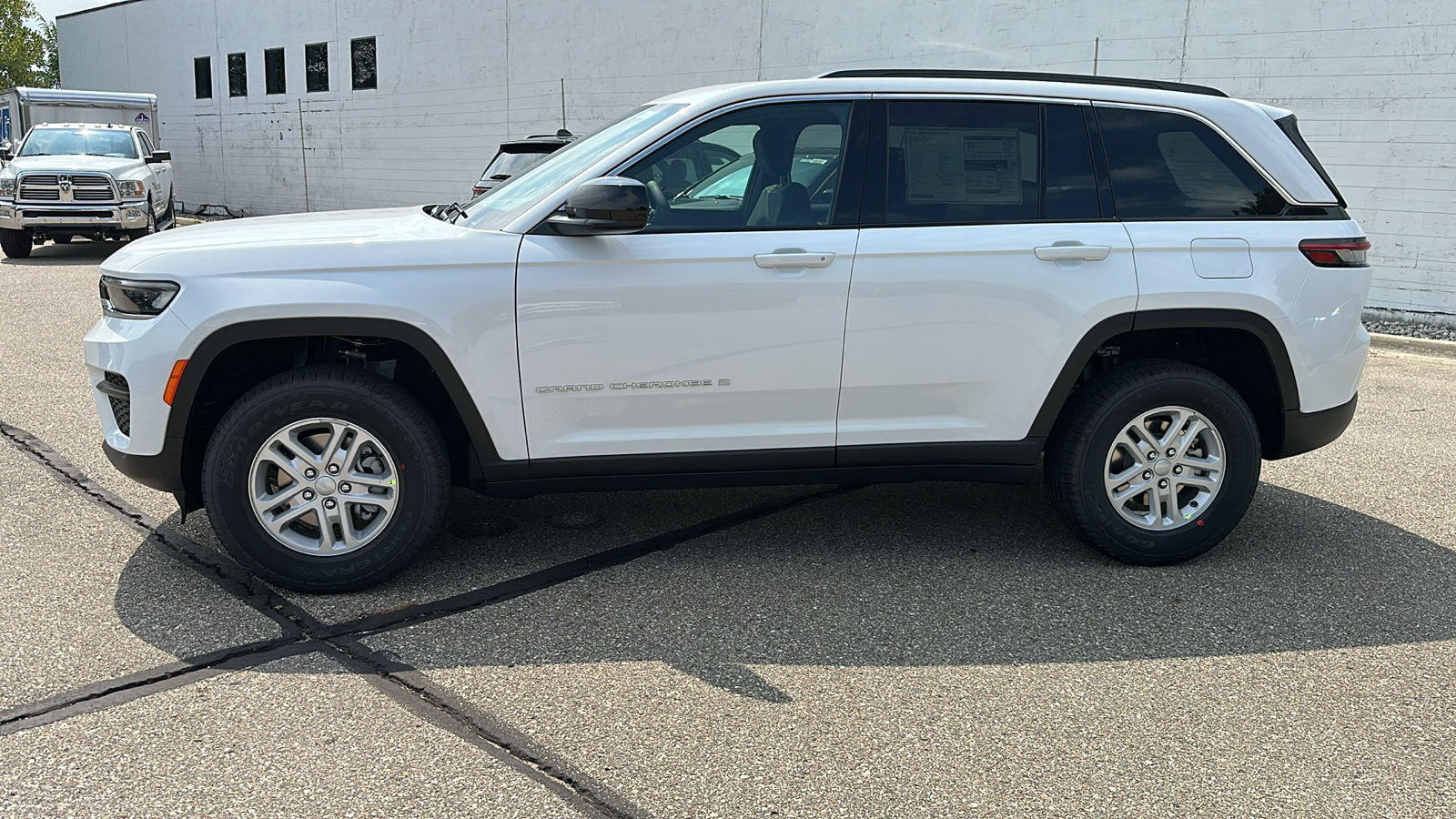 2024 Jeep Grand Cherokee Laredo 2