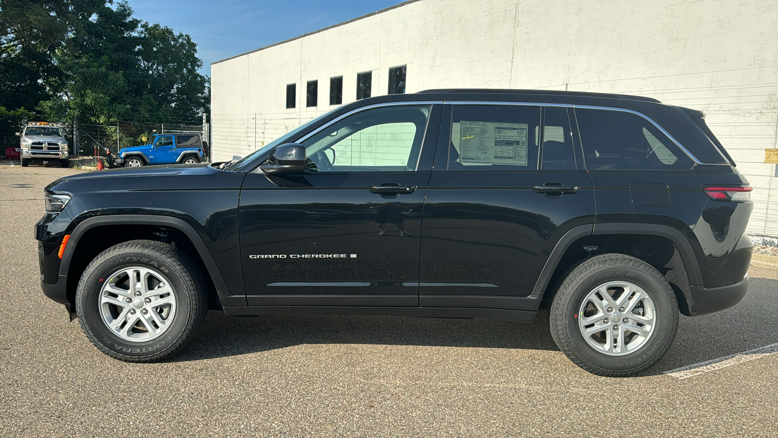 2024 Jeep Grand Cherokee Laredo 2