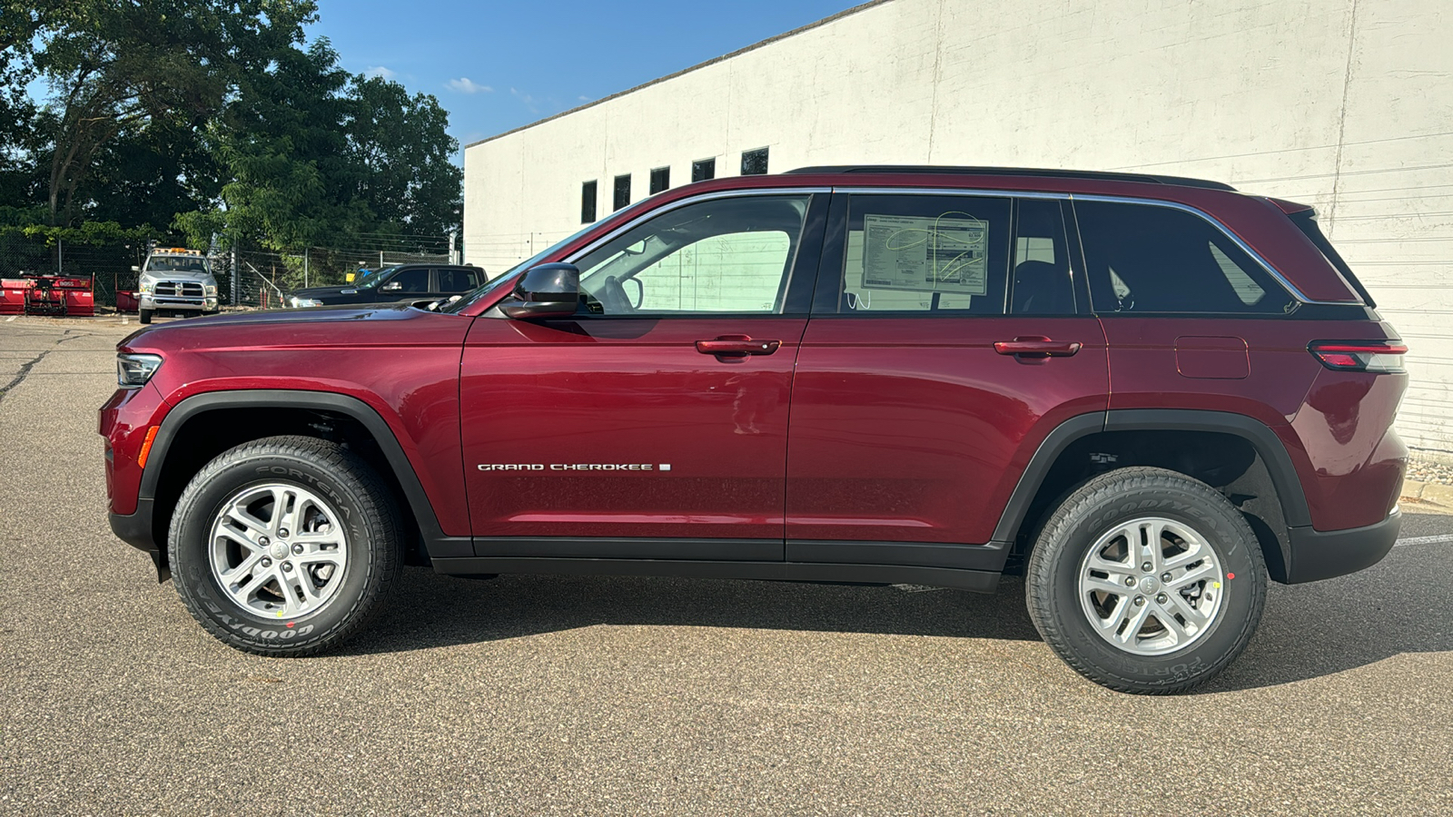 2024 Jeep Grand Cherokee Laredo 2