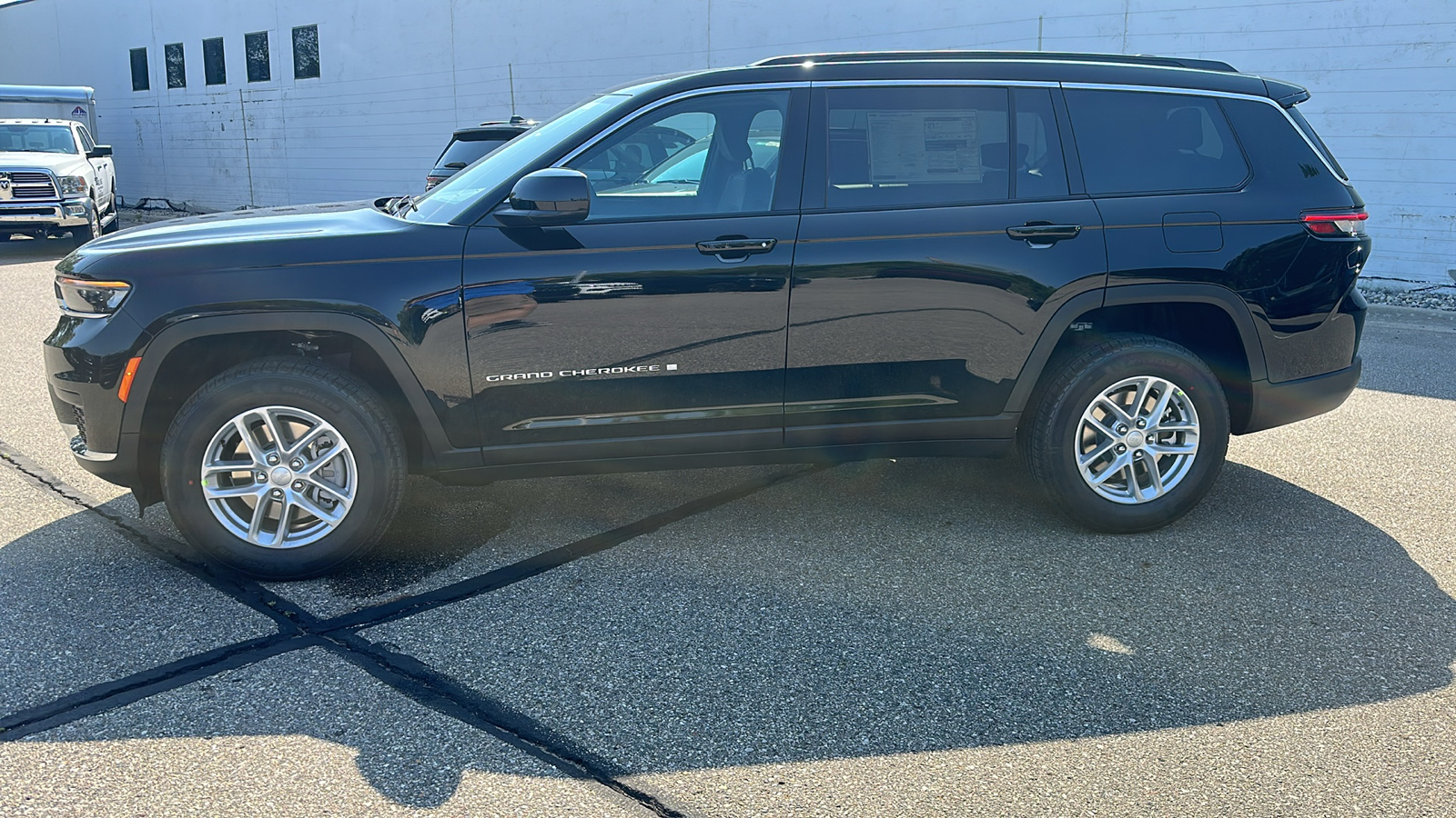 2024 Jeep Grand Cherokee L Laredo 2