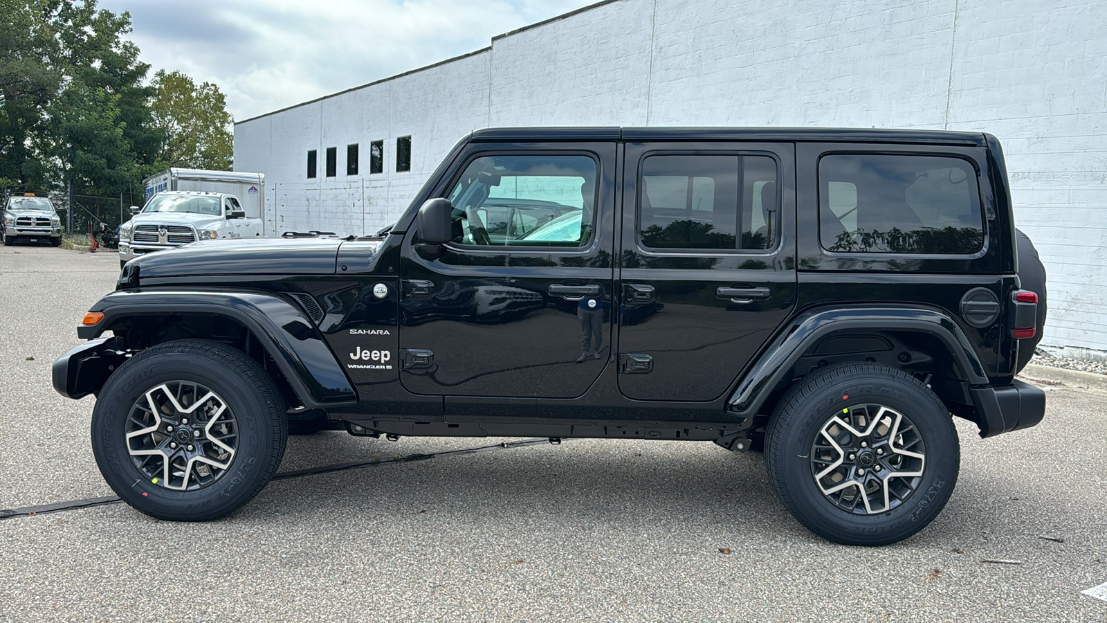 2024 Jeep Wrangler Sahara 2