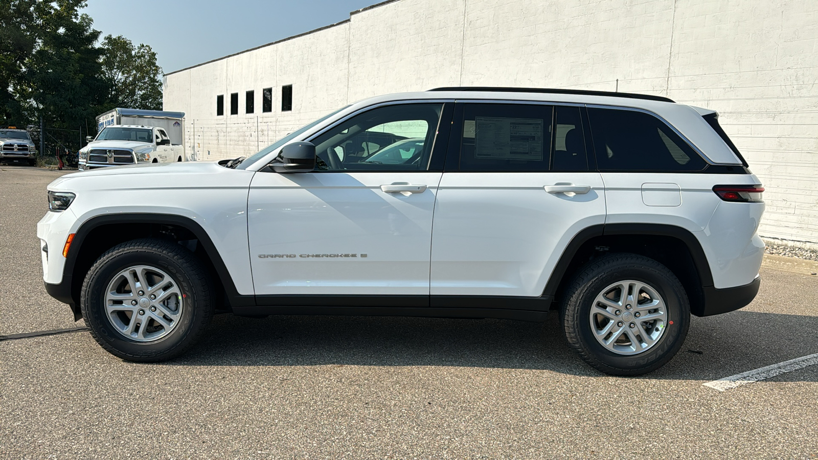 2024 Jeep Grand Cherokee Laredo 2