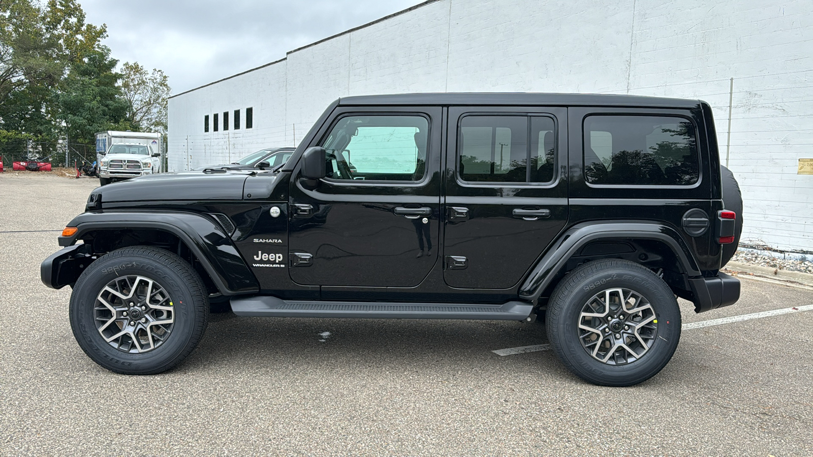 2024 Jeep Wrangler Sahara 2