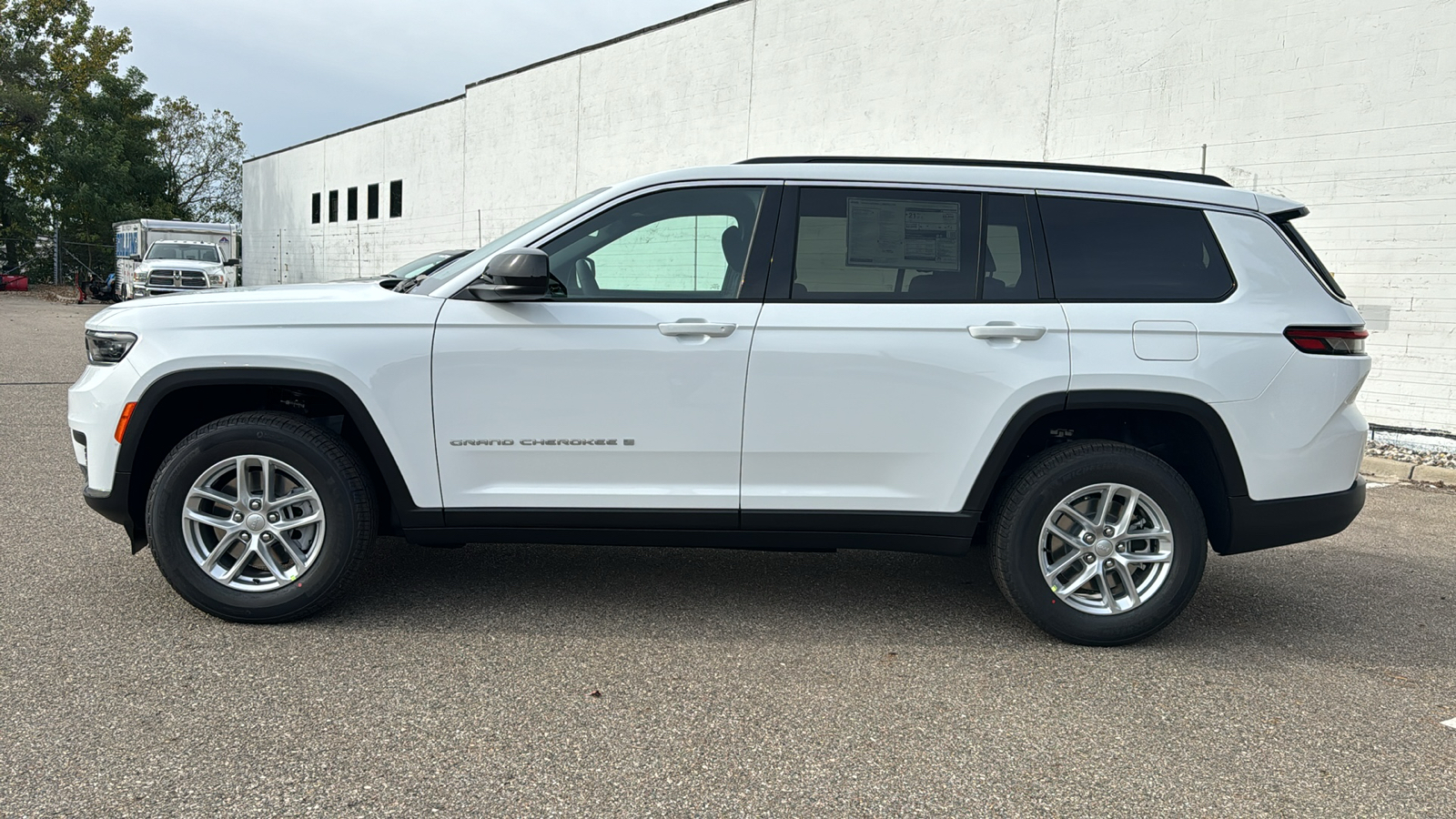 2025 Jeep Grand Cherokee L Laredo 2