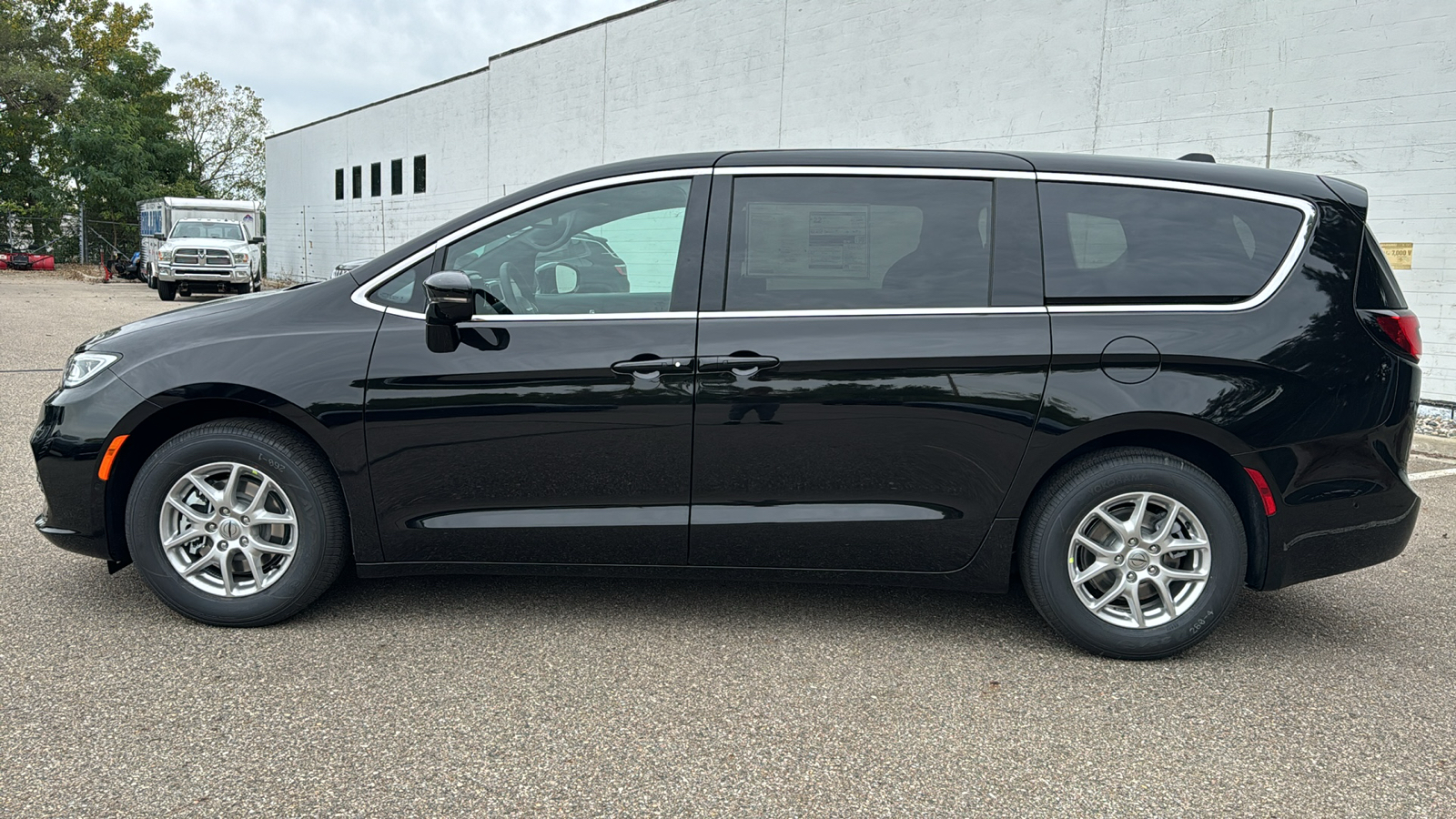 2025 Chrysler Pacifica  2