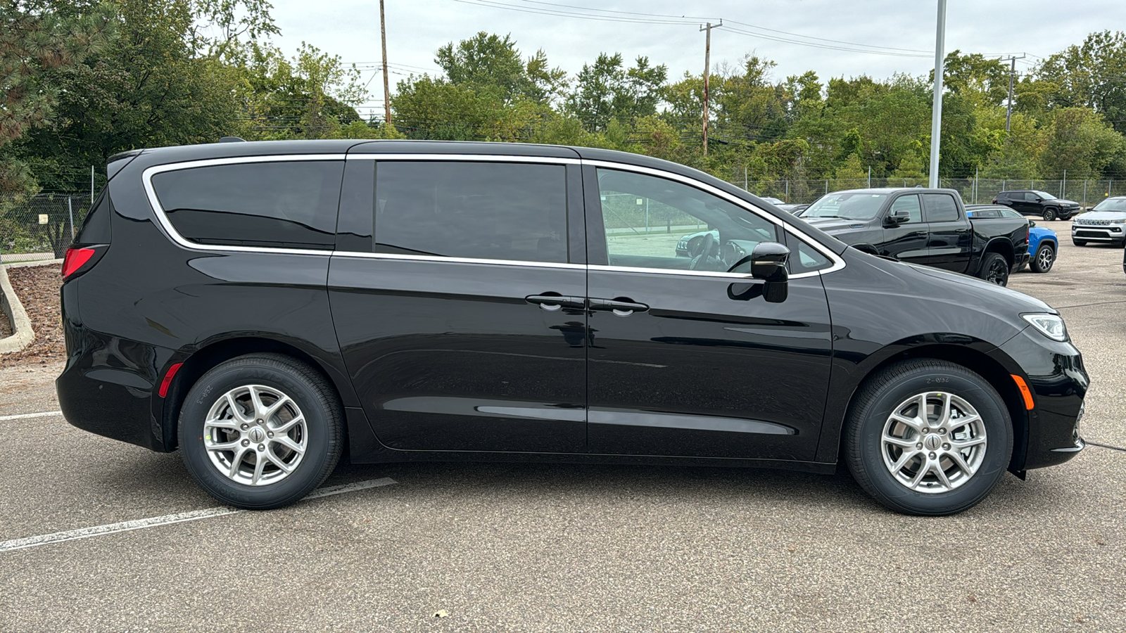 2025 Chrysler Pacifica  6