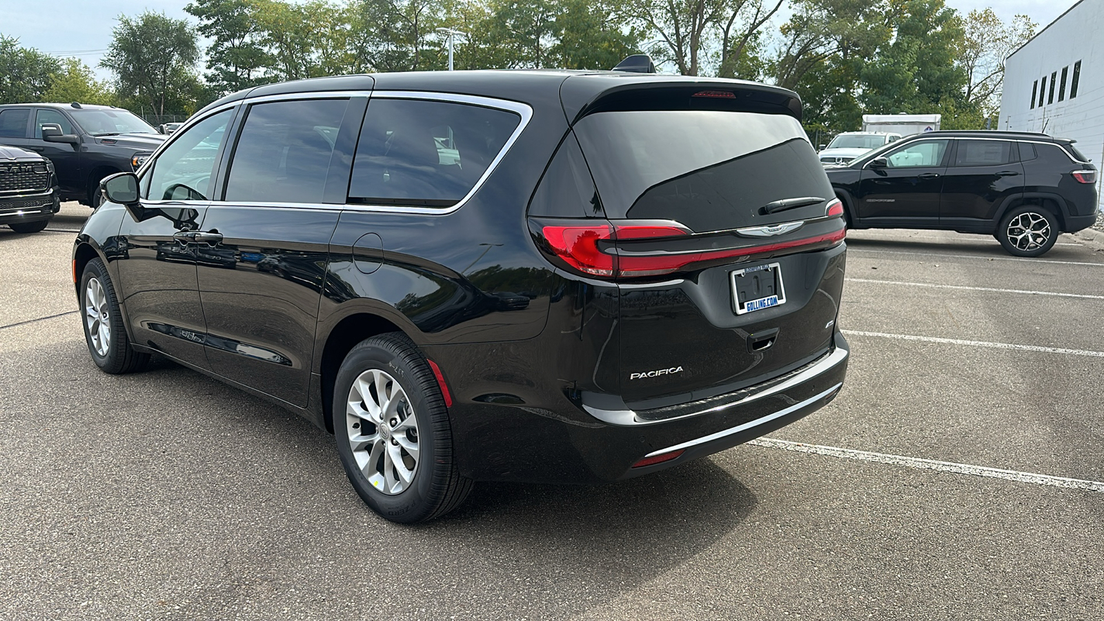 2025 Chrysler Pacifica  3