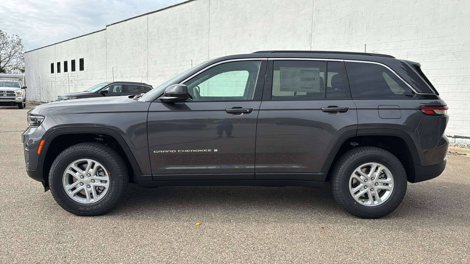 2025 Jeep Grand Cherokee Laredo 2