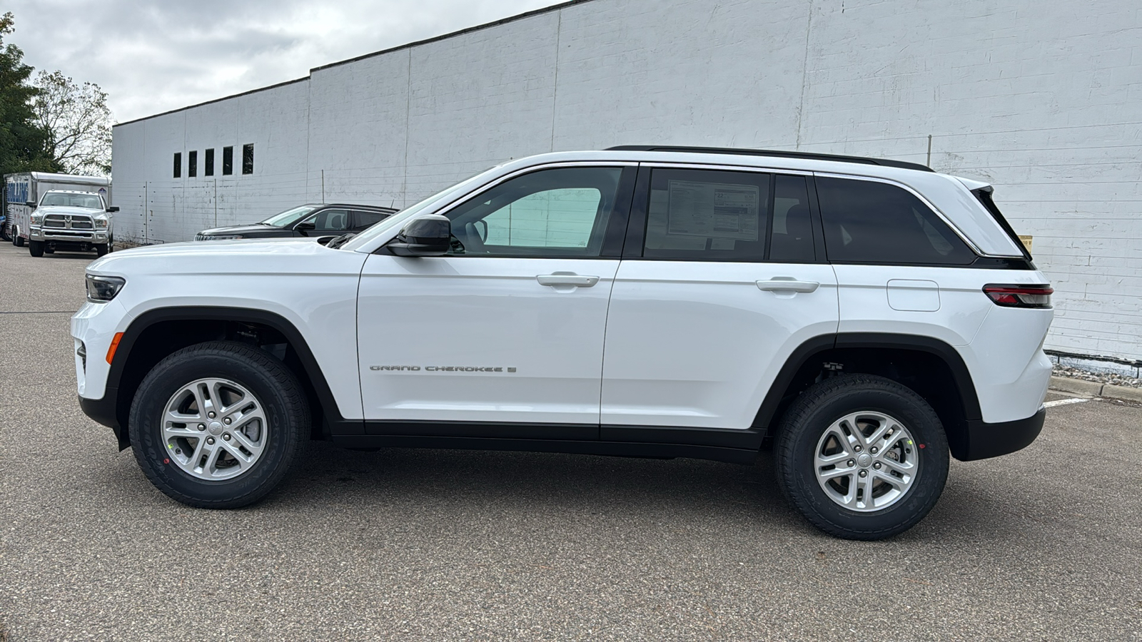 2025 Jeep Grand Cherokee Laredo 2