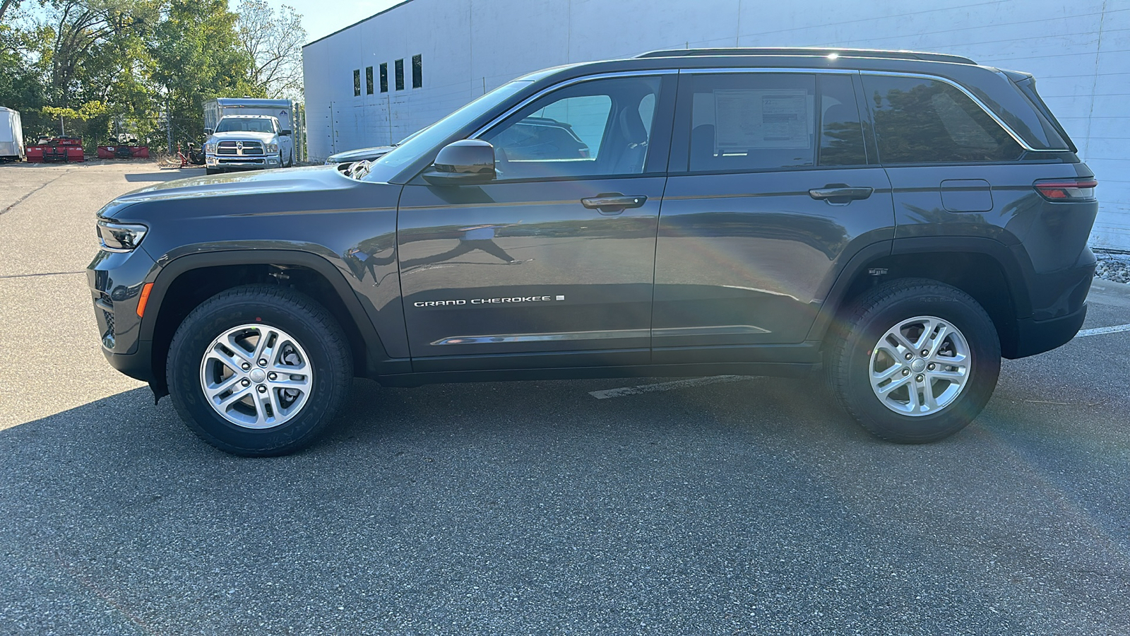 2025 Jeep Grand Cherokee Laredo 2