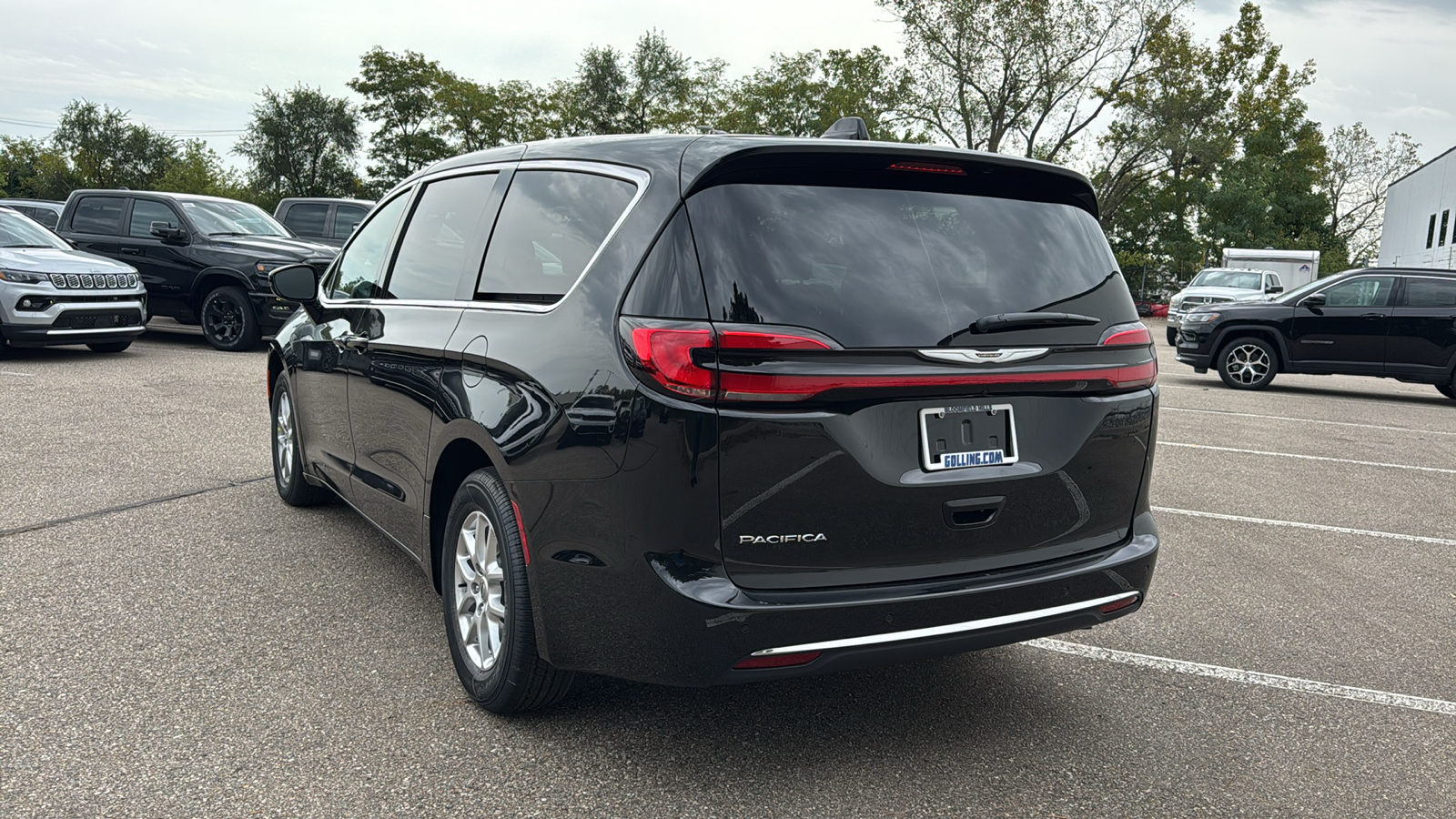 2025 Chrysler Pacifica  3