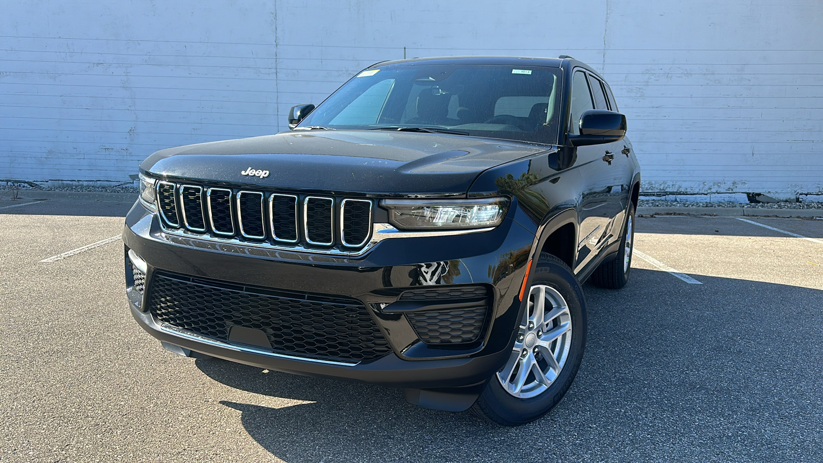 2025 Jeep Grand Cherokee Laredo 1