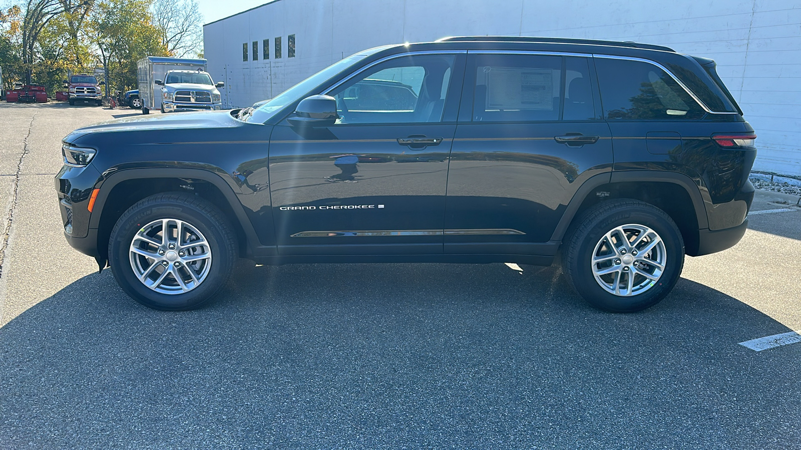 2025 Jeep Grand Cherokee Laredo 2