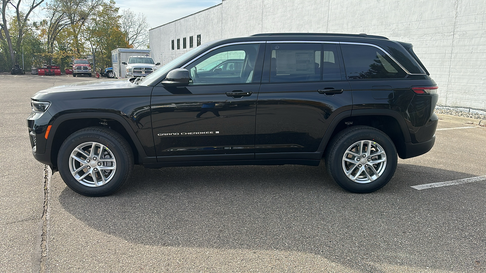 2025 Jeep Grand Cherokee Laredo 2