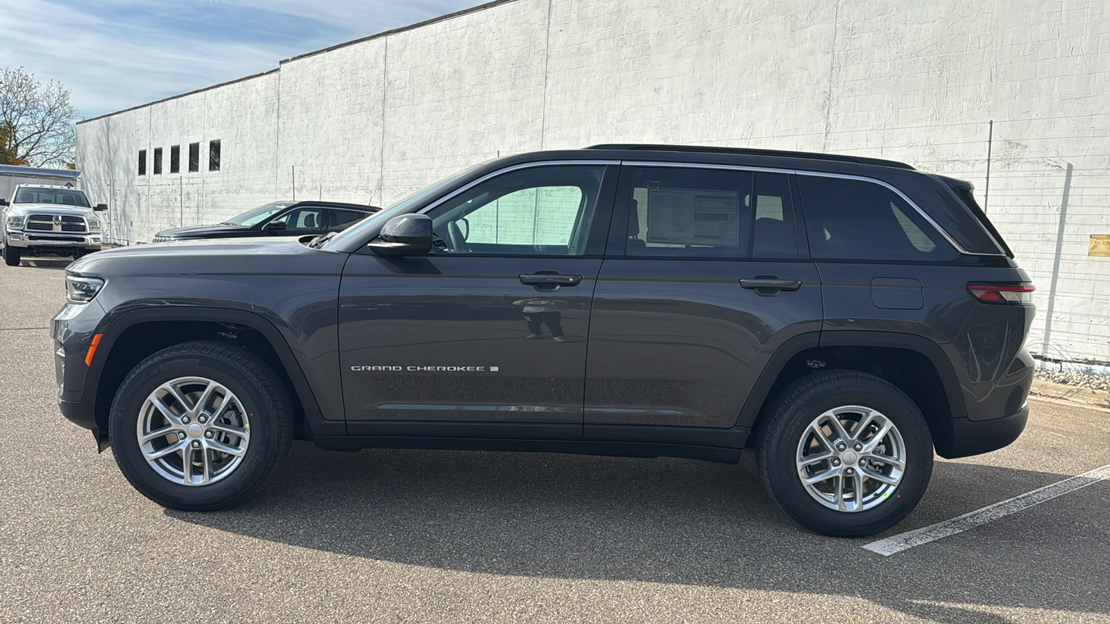 2025 Jeep Grand Cherokee Laredo 2