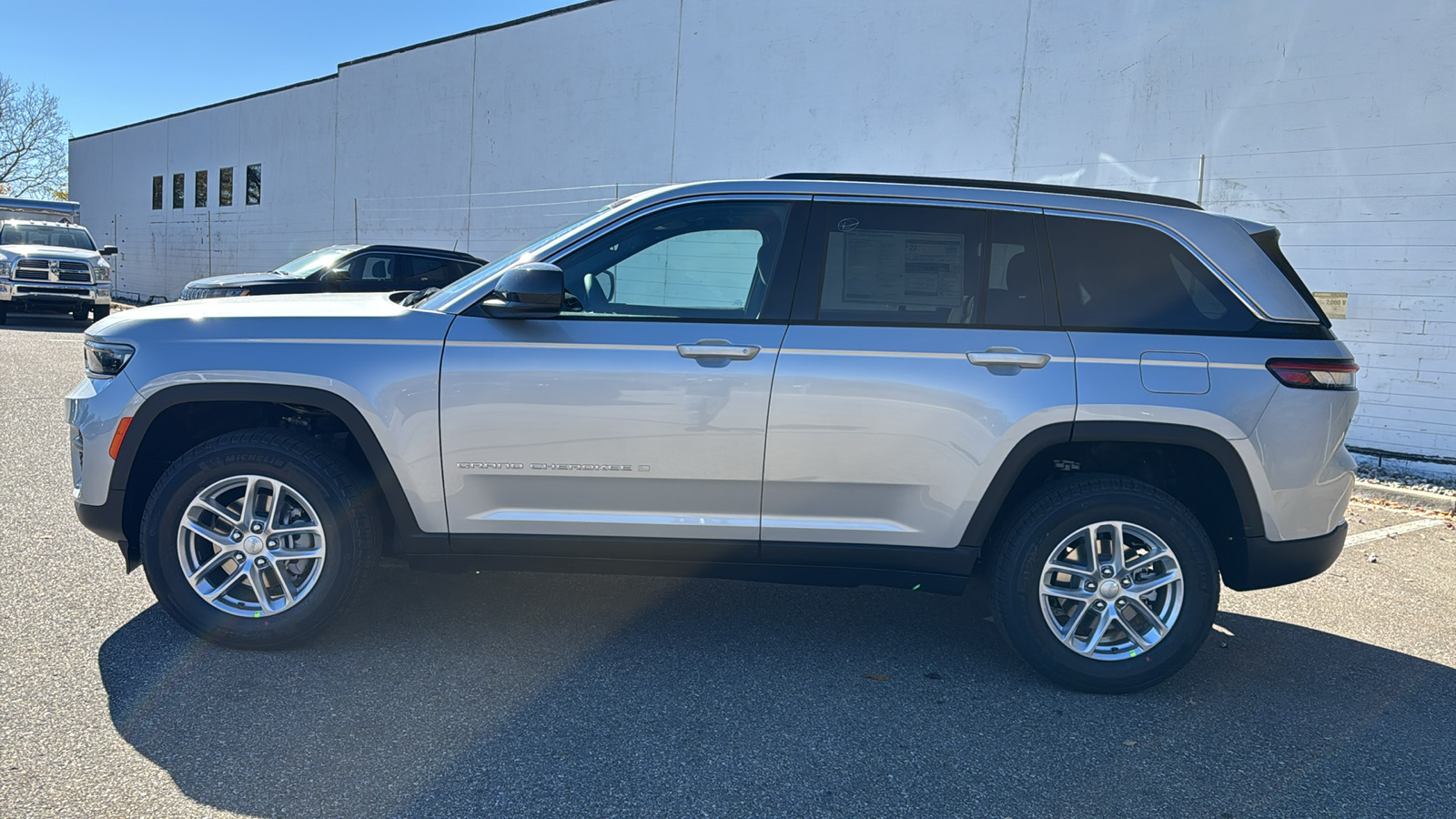 2025 Jeep Grand Cherokee Laredo 2