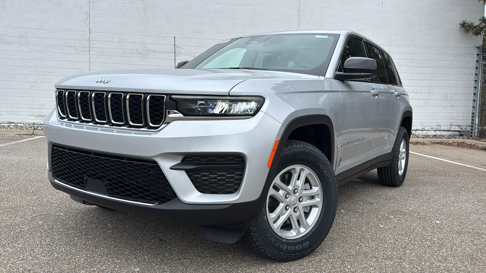 2025 Jeep Grand Cherokee Laredo 1