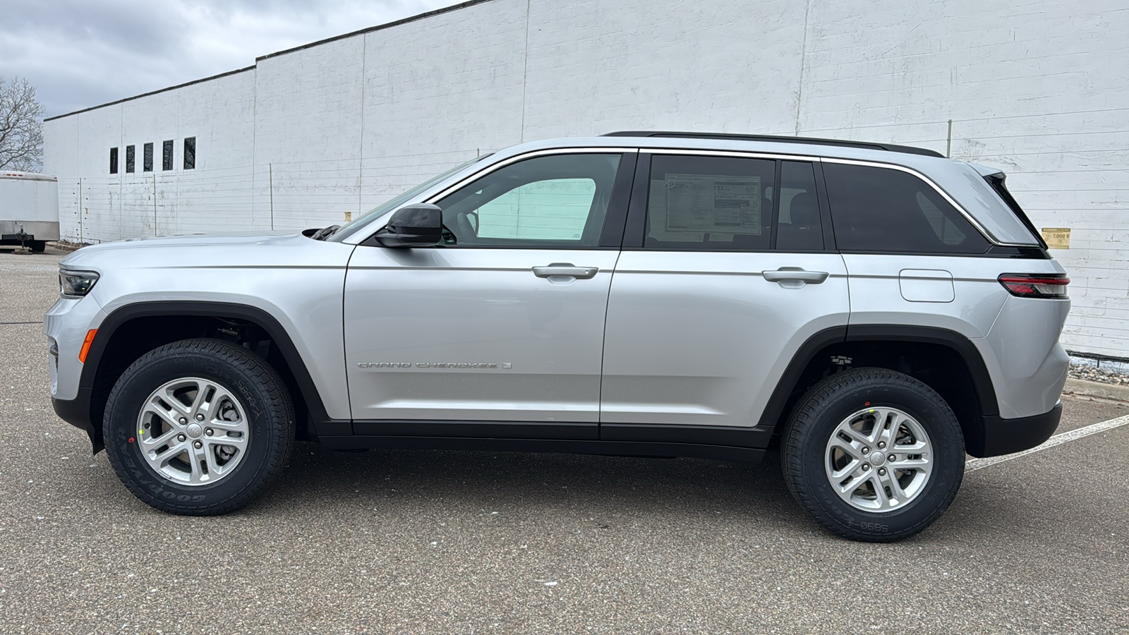 2025 Jeep Grand Cherokee Laredo 2